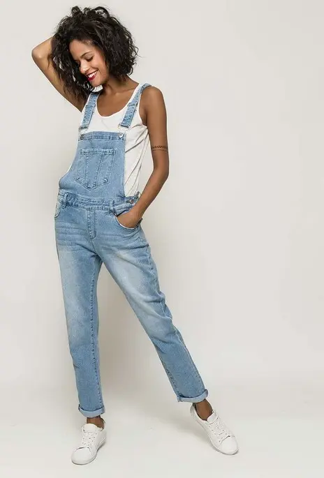marion adore se balader avec un jean denim , un vélo et des baskets
