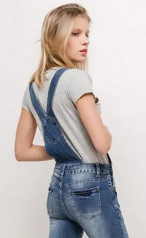 La salopette tendance pour femme, coupe slim en jean